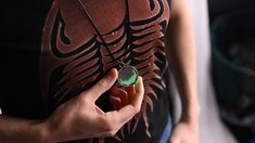 Энтузиаст создал ювелирное изделие в виде цифровой подвески с имитацией жидкости