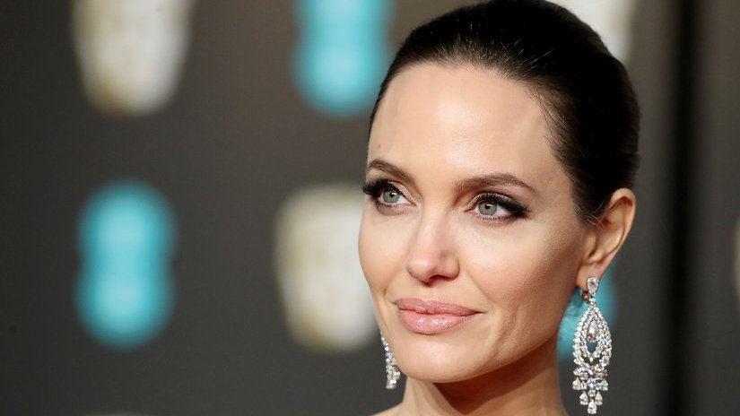 «Зачаточное состояние»: Анджелина Джоли запускает свой бренд одежды и ювелирных украшений