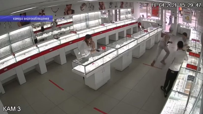Ограбление ювелирного салона в Саратове попало на камеру видеонаблюдения