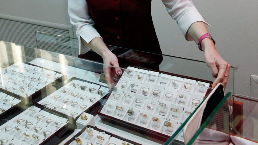 Продажи ювелирных украшений в России упали на 50-70%