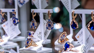 В начале марта выручка цветочных, ювелирных и кондитерских магазинов Москвы выросла в несколько раз