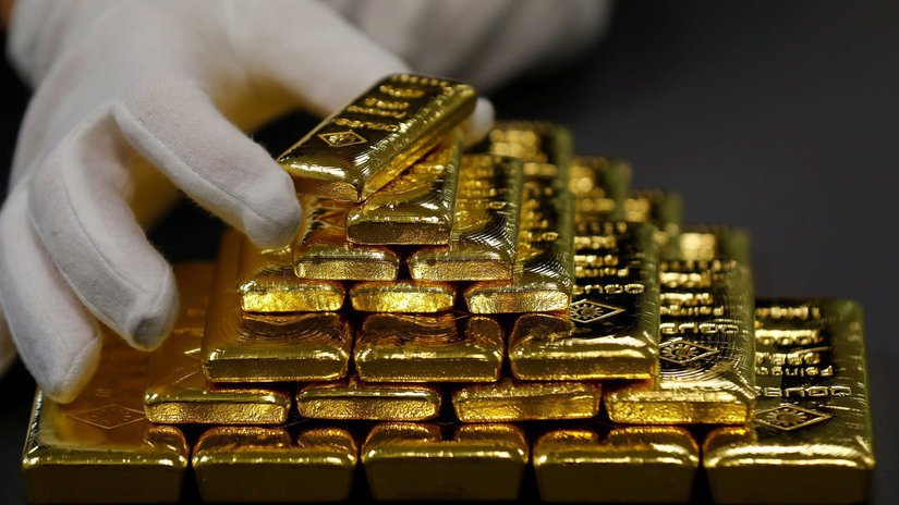 Золото умеренно дорожает на ожиданиях осторожности в действиях ФРС США