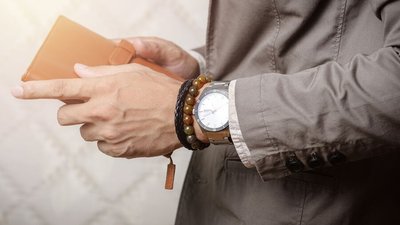 Ювелирный эксперт Ракутина заявила о росте популярности мужских браслетов и брошей