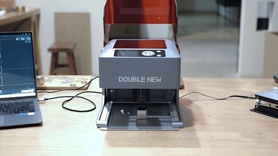 На Kickstarter представили лазерный гравировальный станок Double New N6 для ювелиров: высокая точность и поворотная ось
