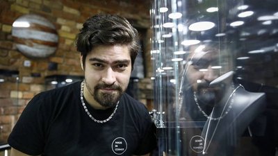 Сделано в космосе: как москвич построил бизнес на украшениях из метеоритов