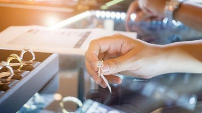 Золото и блестит: треть россиян стали чаще покупать ювелирные украшения