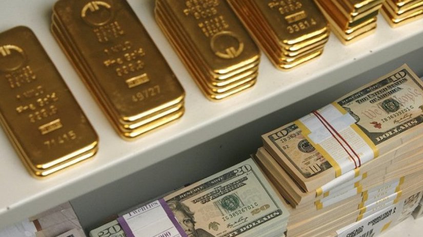 Россиянам рассказали, когда нужно менять доллары на золото