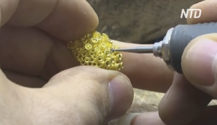 Золотые украшения в форме коронавируса пользуются особым спросом в Иордании