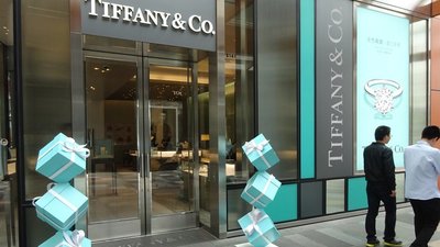 Tiffany в 4-м финквартале может увеличить операционную и чистую прибыль, но сократить выручку