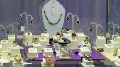 Розничная торговля в Петербурге переросла допандемийный уровень, но "ювелирка" просела