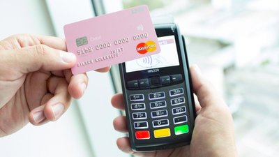 Доля безналичного торгового оборота в малом бизнесе выросла до 58%