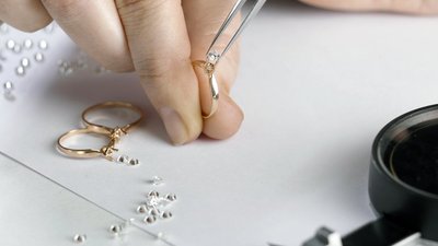 Ювелирная отрасль сокращает спрос на новых работников -18% вакансий