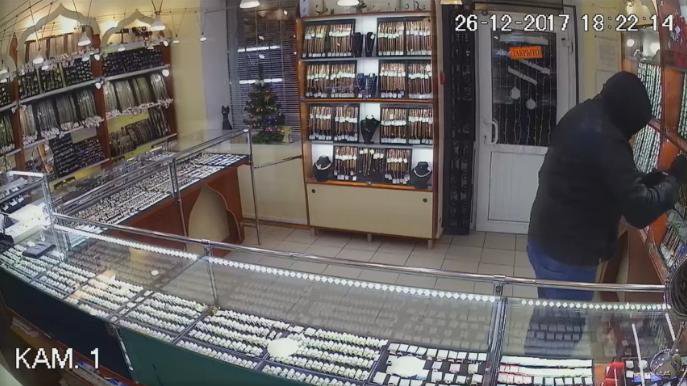 В Крыму мужчина грабил ювелирные магазины с игрушечным пистолетом