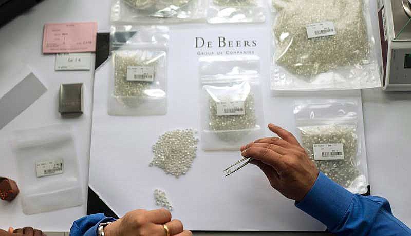 Годовой объем добычи алмазного сырья De Beers сократился на 13%, до 30,8 млн каратов
