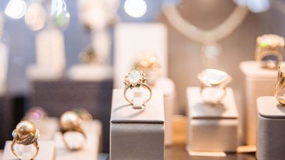 Конец красивой жизни: почему в России закрываются ювелирные магазины и заводы