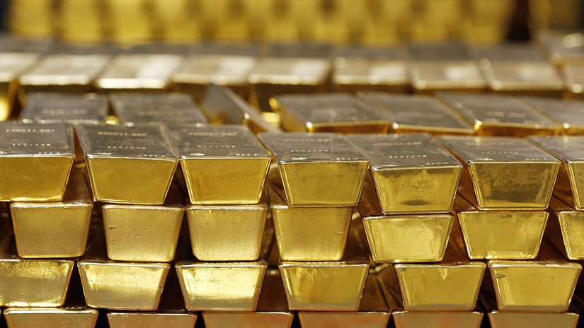 Золото умеренно дешевеет на данных о сильной инфляции в США