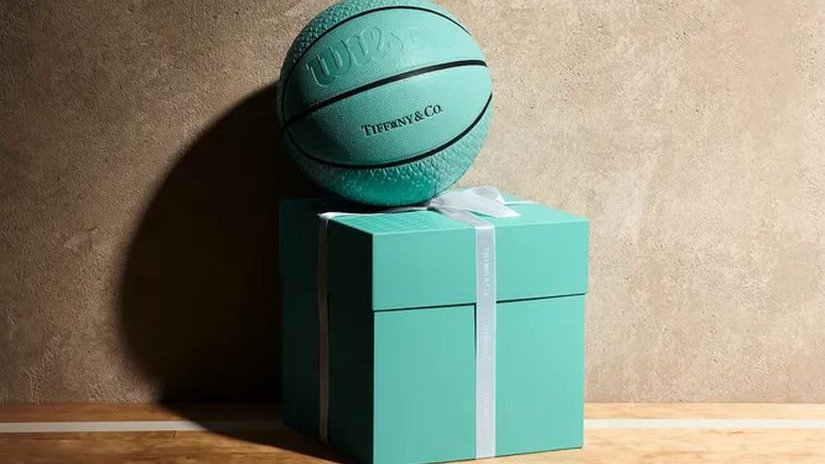 Tiffany и художник Дэниел Аршам выпустили баскетбольный мяч в фирменном голубом цвете