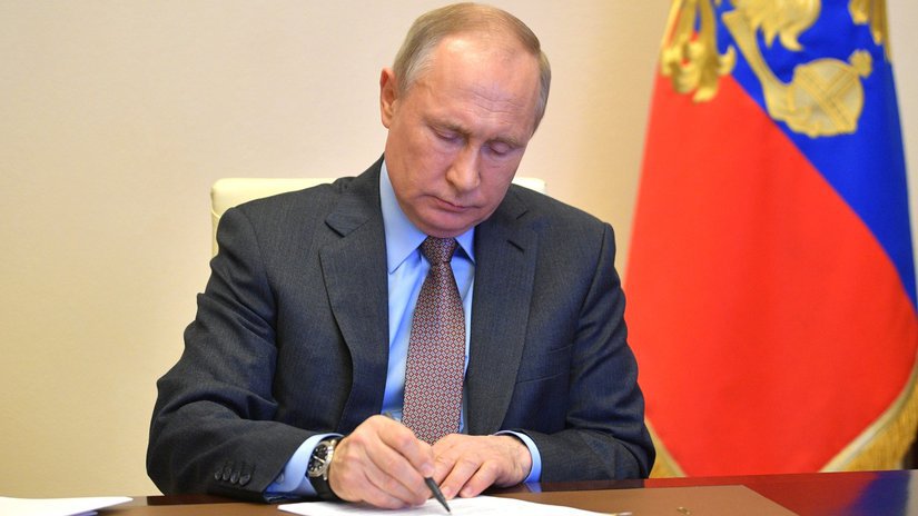 Путин подписал закон о новых антикризисных мерах налоговой поддержки в условиях санкций