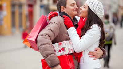 Мужчины против женщин: кто больше тратился на подарки