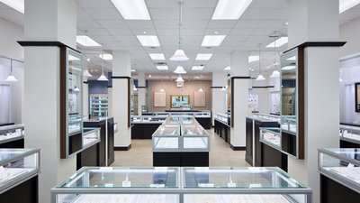 Чтобы убрать в ювелирном магазине, уборщик платит деньги хозяину