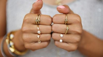Ювелирный этикет: как модно сочетать кольца с одеждой, маникюром и между собой