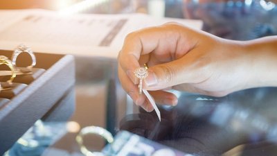 Жители России стали покупать больше ювелирных украшений