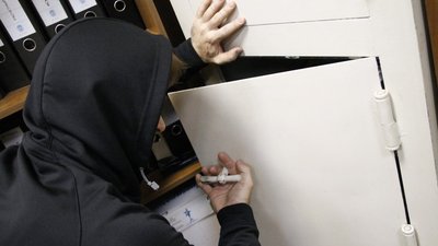 Работника ломбарда разыскивают за кражу ювелирных изделий в Санкт-Петербурге