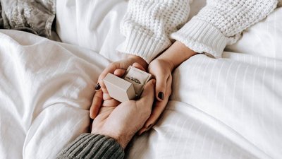 Парень вручил подруге бриллиант и пожалел: девушку подарок сильно разозлил