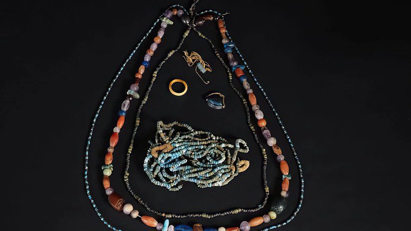 Мумия украшенной драгоценностями девочки найдена в 3500-летней гробнице