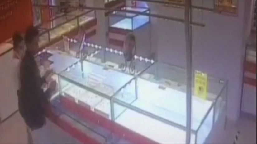 Ограбление ювелирного магазина в Санкт-Петербурге попало на видео