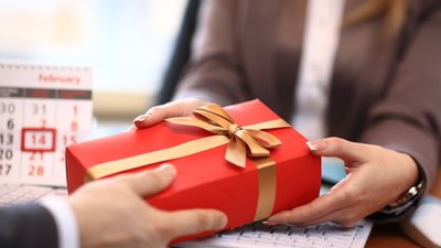 Российские компании предпочитают дарить партнерам часы и алкоголь