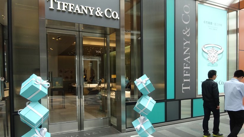 Tiffany в 4-м финквартале может увеличить операционную и чистую прибыль, но сократить выручку