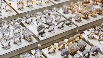 Маркетплейсы: Ювелирку запускают в ПВЗ