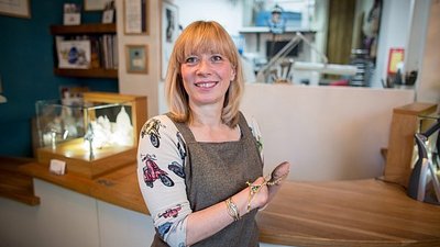 Ювелир, рожденный без пальцев, делает шедевры за тысячи фунтов