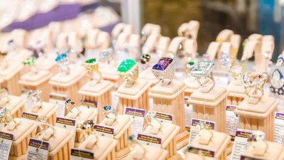 Продажи одежды и украшений в мае выросли более чем на 20%