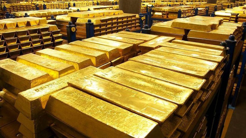 Золото сбросило 70 тонн: Рост ставок в США сокращает активы профильных фондов
