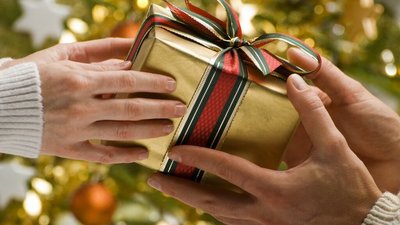 Мужчинам — любовь, женщинам — украшения: Россияне рассказали о желаемых подарках на Новый год