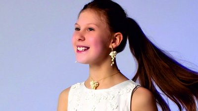 Янтарный комбинат Ростеха создал коллекцию украшений и аксессуаров для выпускниц