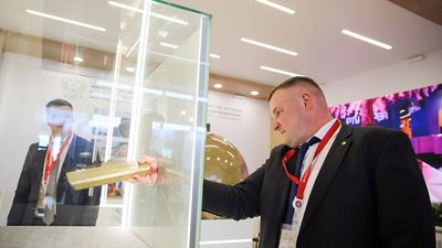 На площадке ПМЮФ представили стенд, посвященный экспертизе в сфере обращения драгоценных камней