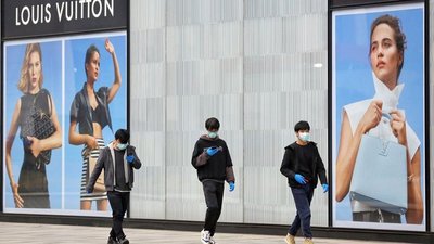 Revenge shopping: китайские покупатели дарят люксовым маркам надежду на будущее, или в конце туннеля появился слабый свет