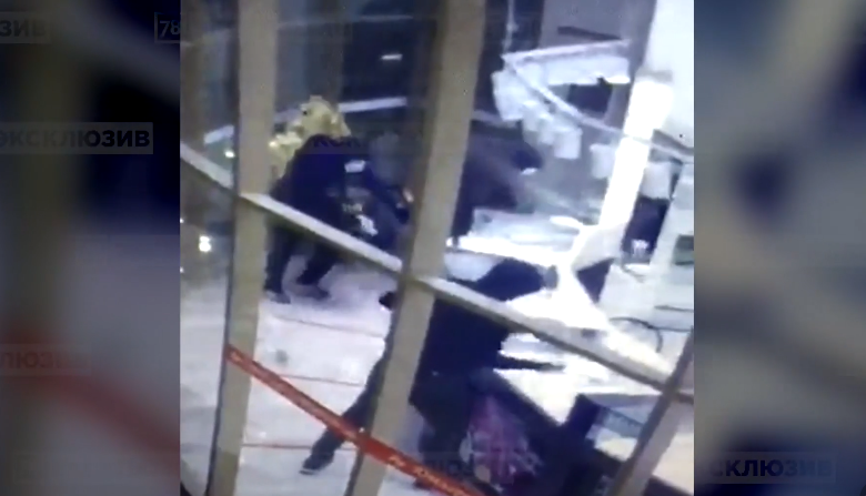 Трое грабителей с молотками разнесли и обчистили витрины ювелирного магазина в Петербурге