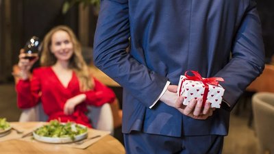 Опрос: Мужчины больше тратят на подарки и чаще просят их вернуть