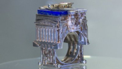 Екатеринбург заблистал в серебре и уральских самоцветах