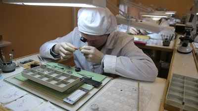 Бриллианты императора и первые часы в космосе: Часовой завод "Ракета" отмечает 300-летие