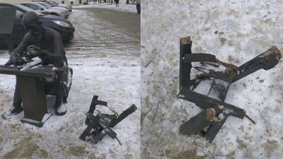 В Костроме вандалы разгромили памятник ювелиру-кустарю