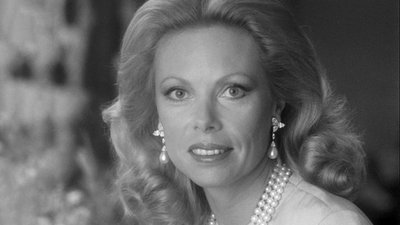 Девушка из бедной семьи вышла замуж за миллиардера и начала скупать бриллианты