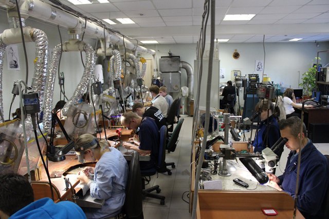 Занятые в ювелирном производстве получают на 20% больше, чем средняя зарплата по России