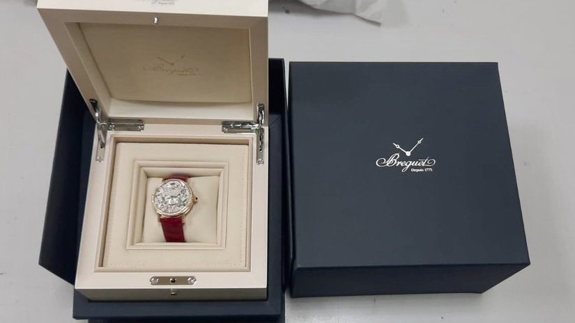 Домодедовская таможня "сняла" с авиапассажира незадекларированные наручные часы стоимостью свыше 6 млн рублей