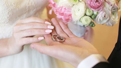 Молодожены Петербурга и Воронежа поставили рекорд по тратам на кольца