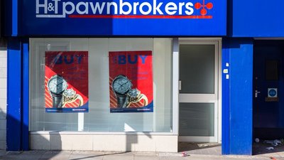 Продажи новых предметов роскоши в мире падают, а доходы ломбардов растут